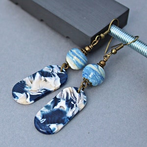 Pendientes de cristal de Murano azul con dije de acetato, pendientes de verano azules, pendientes modernos de cristal de Murano, pendientes llamativos y elegantes
