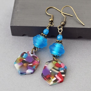 Pendientes llamativos de colores, pendientes de cristal de Murano artesanal azul con dije multicolor, pendientes de verano de color azul intenso, pendientes modernos de cristal de Murano