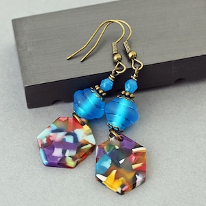 Pendientes llamativos de colores, pendientes de cristal de Murano artesanal azul con dije multicolor, pendientes de verano de color azul intenso, pendientes modernos de cristal de Murano