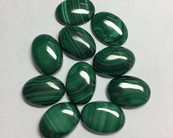 Puede incluir: Diez piedras preciosas de malaquita de forma ovalada en varios tonos de verde. Las piedras tienen un acabado liso y pulido y muestran intrincados patrones de vetas verdes en espiral.