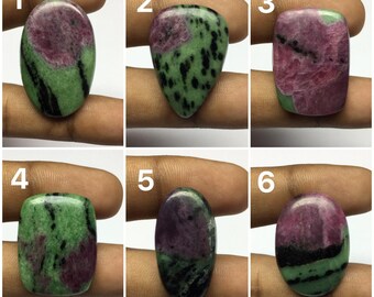 Natürlicher Rubin-Zoisit-Cabochon, flache Rückseite, freie Form, Größe, loser Edelstein.