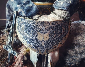 Collar grande de declaración grabada con joyas de latón de cráneo animal, collar de gran tamaño, cráneo de cabra y serpientes, gótico, fin de los tiempos, oculto