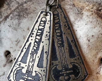Pendientes de hacha grabada hechos de labrys de latón o cobre Pendientes vikingos, joyas guerreras, joyas de brujas, joyas punk, gótico, fin de los tiempos,