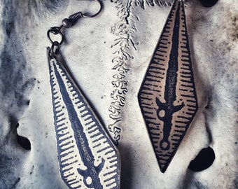 Pendientes de espada grabada en pendientes ocultos de latón o cobre, pendientes de guerrero, joyería de brujas, joyería punk, gótico, fin de los tiempos, páramo,