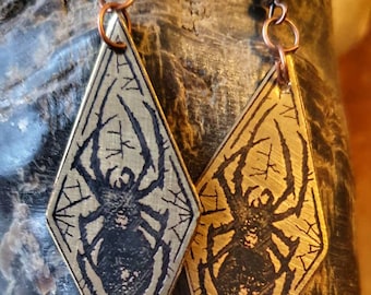 Pendientes de latón o cobre grabados con araña gótica, punk, joyería de brujas, ocultismo, satanás, fin de los tiempos, páramo, joyería de metal, metal negro
