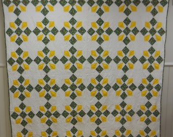 Bright Homemade Vintage Country Quilt Unique Pattern Excellent Condition.