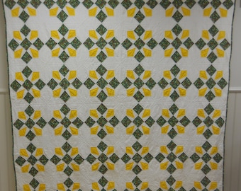 Bright, Vintage, Homemade,  Country Quilt!  Unique Pattern.  Excellent Condition.