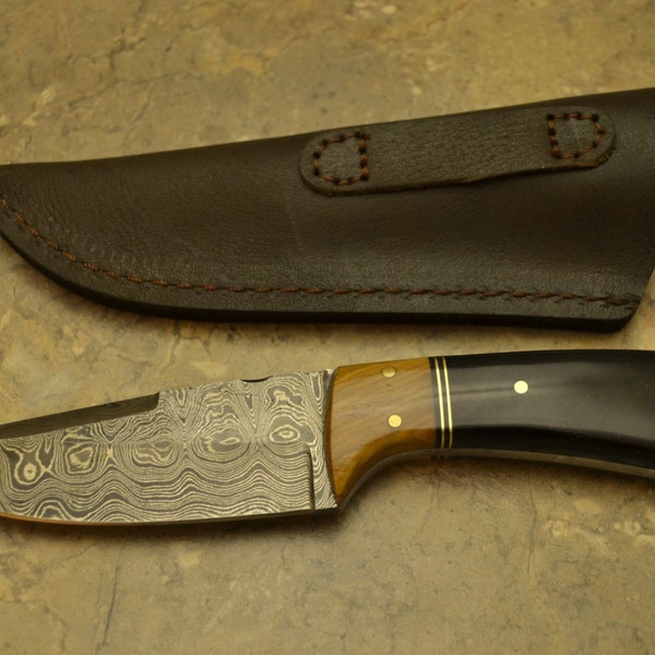 Custom Made Damascus Steel Hunting Knife with Beautiful Real Bull Horn, Olive Wood Handle (HK007)