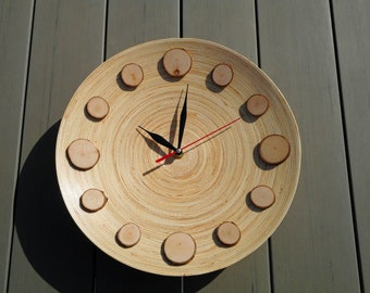 Große Wanduhr aus Holz mit Zahlen, minimalistisches skandinavisches Hygge-Dekor