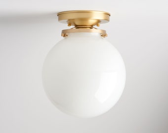 Abat-jour globe en verre blanc soufflé à la bouche de 8 po. avec plafonnier affleurant