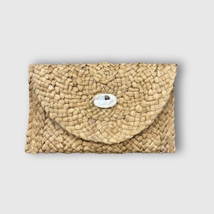 Straw Clutch Purse with Oyster Shell in Natural