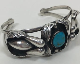 The Indian Navajo “sparrow” Bangle Bracelet With Natural Howlite