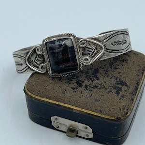 Vintage 1940s Fred Harvey STERLING Silver Black Banded Agate Hand Stamped Feathers Bracelet / 40s Railroad Souvenir Southwest Cuff Bangle