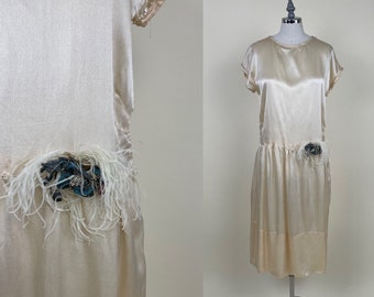 Vintage 1920s Ivory Cream White Silk Satin Flapper Dress / Vintage 20s Drop Waist White Dress Feathers Flower