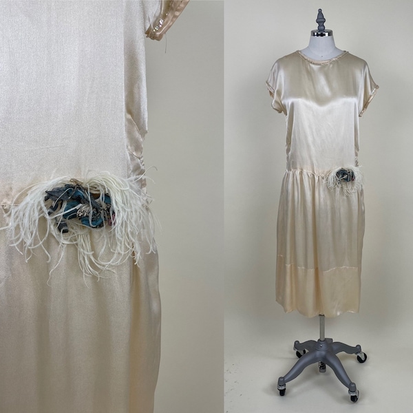 vintage 1920s Ivoire Crème Soie Blanche Satin Flapper Robe / vintage 20s Drop Waist White Dress Feathers Flower