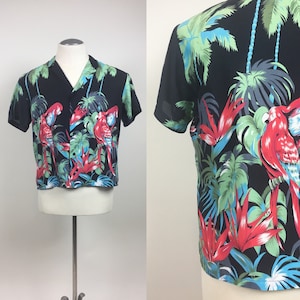 Camisa hawaiana vintage de rayón negro con estampado tropical de loros, años 80