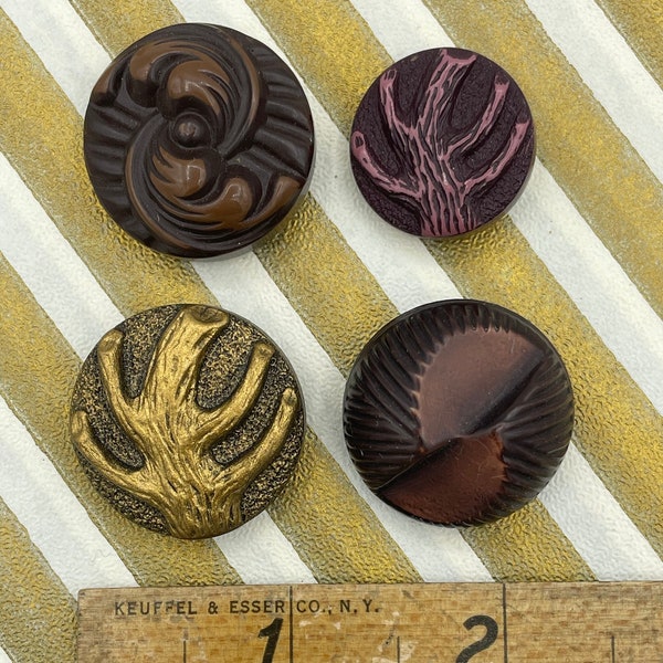 Vintage 1940s Buff Celluloid Realistic Tree Leaves Novelty Button