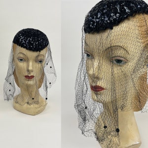 Tocado estilo pastillero con velo largo y lentejuelas negras, estilo vintage de los años 50, ideal para fiestas de noche.