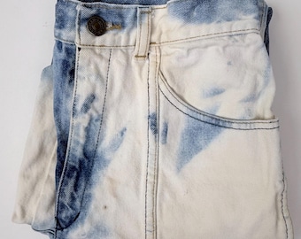 Vaqueros rockeros vintage de los años 80, de cintura alta, de mezclilla desteñida con efecto desteñido.