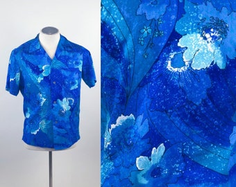 Vintage 1970s Blue Watercolor Waves Hibiscus Flowers Hawaiian Mens Shirt / 70s Hawaii Polynesian Tiki Shirt / Size M