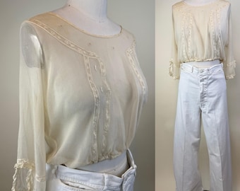 Blusa corta vittoriana in crêpe di seta avorio trasparente con bottoni a conchiglia e ricami a punto raso.