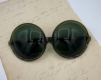Okulary przeciwsłoneczne z lat 70. XX wieku w stylu psychodelicznym, duże, okrągłe, zielone, z motywem owadów