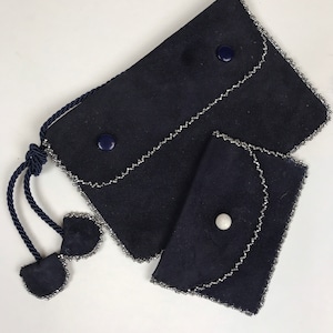 Conjunto de monedero pequeño vintage de piel de ante azul con cuentas y marcasita de los años 40 / Monedero pequeño estilo sobre azul marino vintage de los años 40