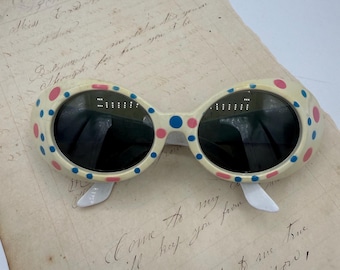 Gafas de sol vintage de los años 60 en blanco, rosa y azul con lunares / Foster Grant, EE. UU.