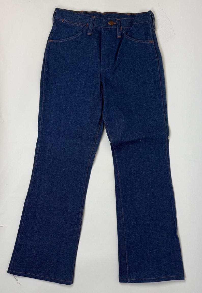 Puede incluir: Vaqueros de mezclilla azul oscuro con un dise&ntilde;o cl&aacute;sico de cinco bolsillos. Los vaqueros tienen un corte de pierna recta con una ligera abertura en la parte inferior. Los vaqueros est&aacute;n hechos de un material de mezclilla duradero.