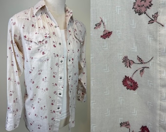 Vintage jaren 70 lichtroze zomerhemd met bloemenprint, doorschijnende cowboy-/westernstof / grijze parelknopen