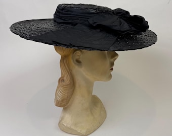 Sombrero tipo plato con forma de rueda de carro, estilo vintage de los años 30, color negro / Creación de Alice Dale