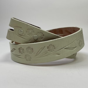 Vintage 1960s Tooled Leather White Floral Belt / Vintage 60s Flowers Hippie Leather Belt / Waist Size 33&quot; - 36 1/2&quot;