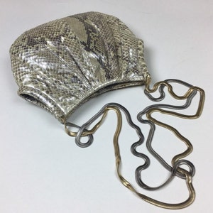Vintage 1970s Judith Leiber bolso de cadena de piel de serpiente metálica / bolso de hombro de noche de oro plateado de los años 70