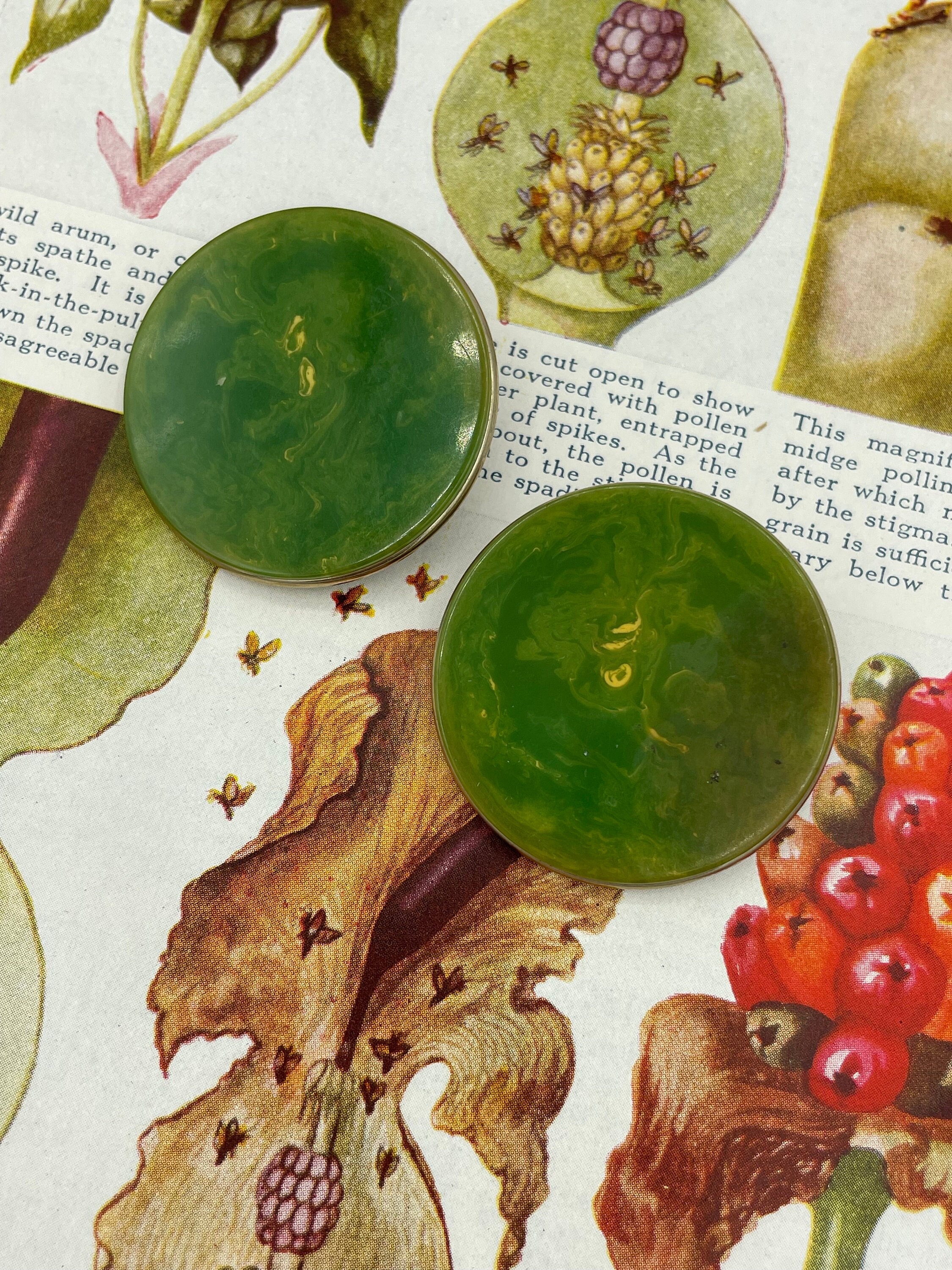Vintage 1940s Green Mottled 1 1/4" Large Round Bakelite Clip On Earrings