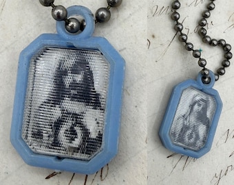 Portachiavi vintage anni '50 con ciondolo a forma di Gesù e Maria con effetto tremolante.
