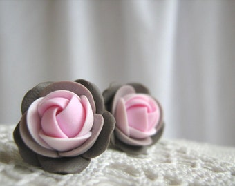 Pendientes de arcilla de polímero - Pendientes de flores rosas de color rosa claro y gris-brow