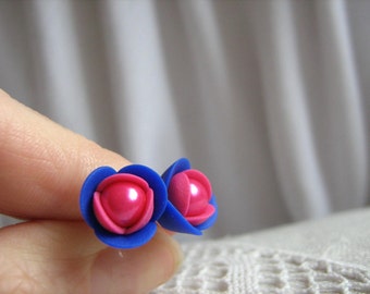 Polymer clay earrings - Raspberry rose and ultramarine blue flower small stud earrings with Czech glass pearl beads