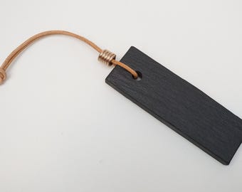 svart skifferslipsten med läderrem och bronsfärgad hylsa