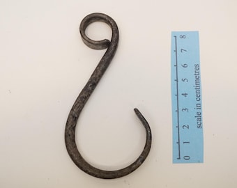 Handgesmeed stalen haak met gerold oog uit meerdere perioden