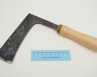 Hacha-cincel de estilo medieval y posterior con mango de madera de haya