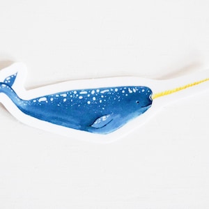 Naklejka Happy Narwhal, wycinana 3"x1", ręcznie robiona naklejka winylowa z akrylowego obrazu, Tiny Narwhal
