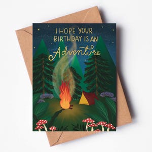 Carte d'anniversaire aventure - carte de voeux d'anniversaire de camping - carte d'amant de plein air - carte de feu de camp fantaisiste - anniversaire sur le thème de la forêt
