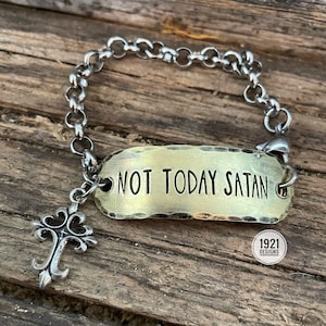 Hoy no, Satanás - pulsera de identificación estampada a mano