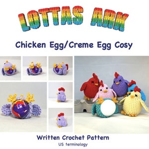 Puede incluir: Patrón de crochet para un calienta huevos de pollo. El patrón está escrito en terminología estadounidense. La imagen muestra un grupo de pollos de crochet en varios colores, incluyendo rojo, morado, rosa y amarillo, que rodean un huevo blanco.