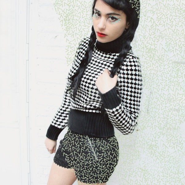 WINTER SALE : Classic Vintage Black and White Houndstooth Crop Sweater