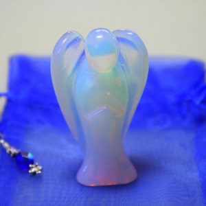 Ange de poche, ange en opalite, pierre de touche, jeton de réconfort, ange sculpté, jeton de méditation, ange de prière avec pochette et carte-cadeau en perles