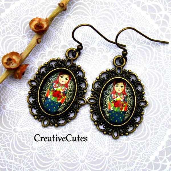 Boucles d’oreilles Matryoshka colorées, boucles d’oreilles d’art populaire délicates, images de poupées gigognes russes sous verre, cadeau de bijoux de poupée Babushka ethnique rustique