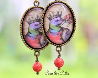 Viktorianische Vogel Cameo Ohrringe, bunte gekrönte Vögel unter Glas, rustikale Messingkönigin Vögel, rosa tschechische Perle baumeln, Schmuck im alten Stil