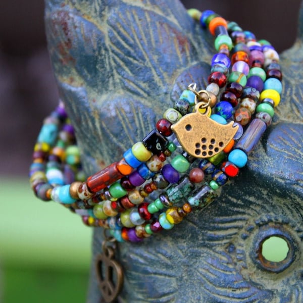 Bracelet Boho mignon, bracelet perlé arc-en-ciel coloré, bracelet extensible en fil de mémoire, pierres précieuses, bracelet de perles tchèques arc-en-ciel, bracelet hippie