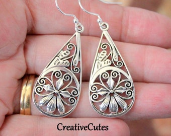Pendientes de lágrima de plata, pendientes de filigrana floral estilo mandala, colgantes bohemios sencillos, estilo bohemio hippie chic, gotas de flores plateadas.